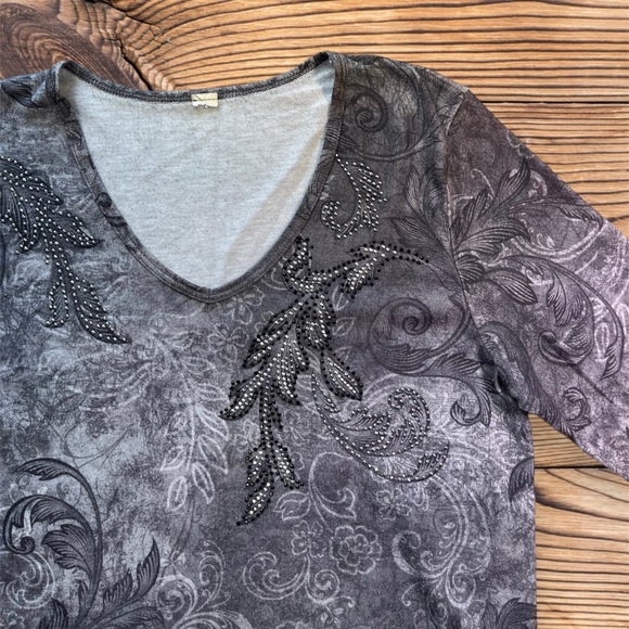 Women’s Gray Alternative Floral Tunic Blouse - Picture 2 of 3